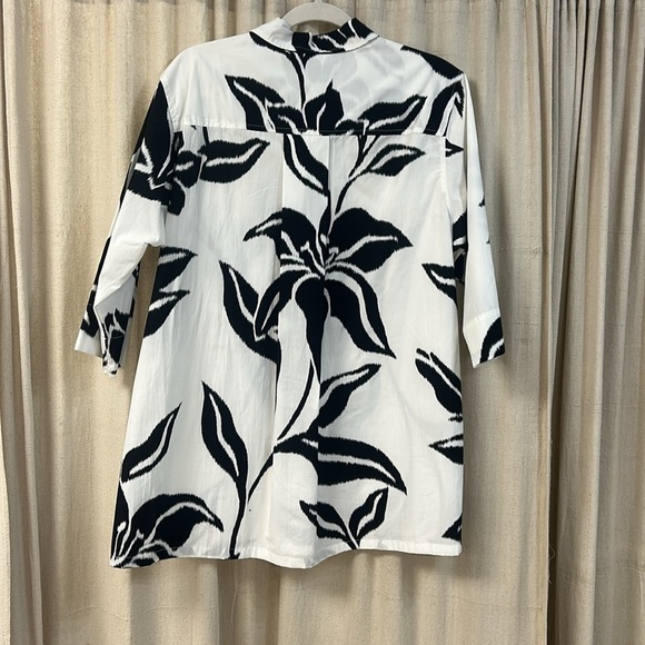 Black and White Floral Button-Up Shirt - Alembika - Picture 2 of 5